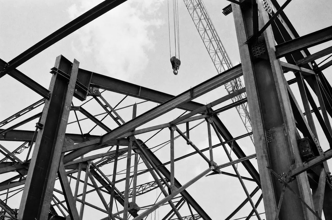 Estructura metálica de una nave industrial en montaje