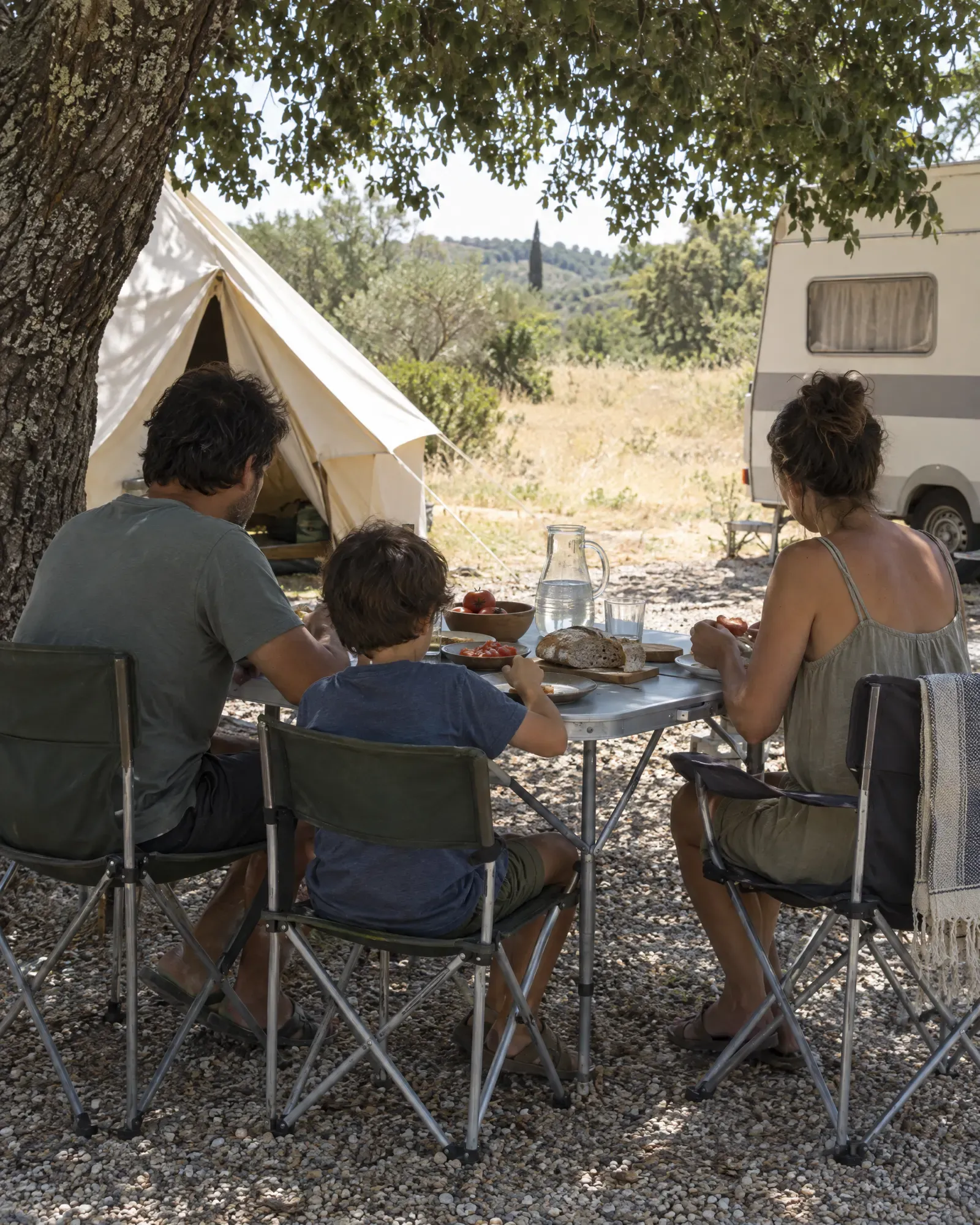 Mediodía bajo la copa: la sombra densa es la mejor instalación del camping.
