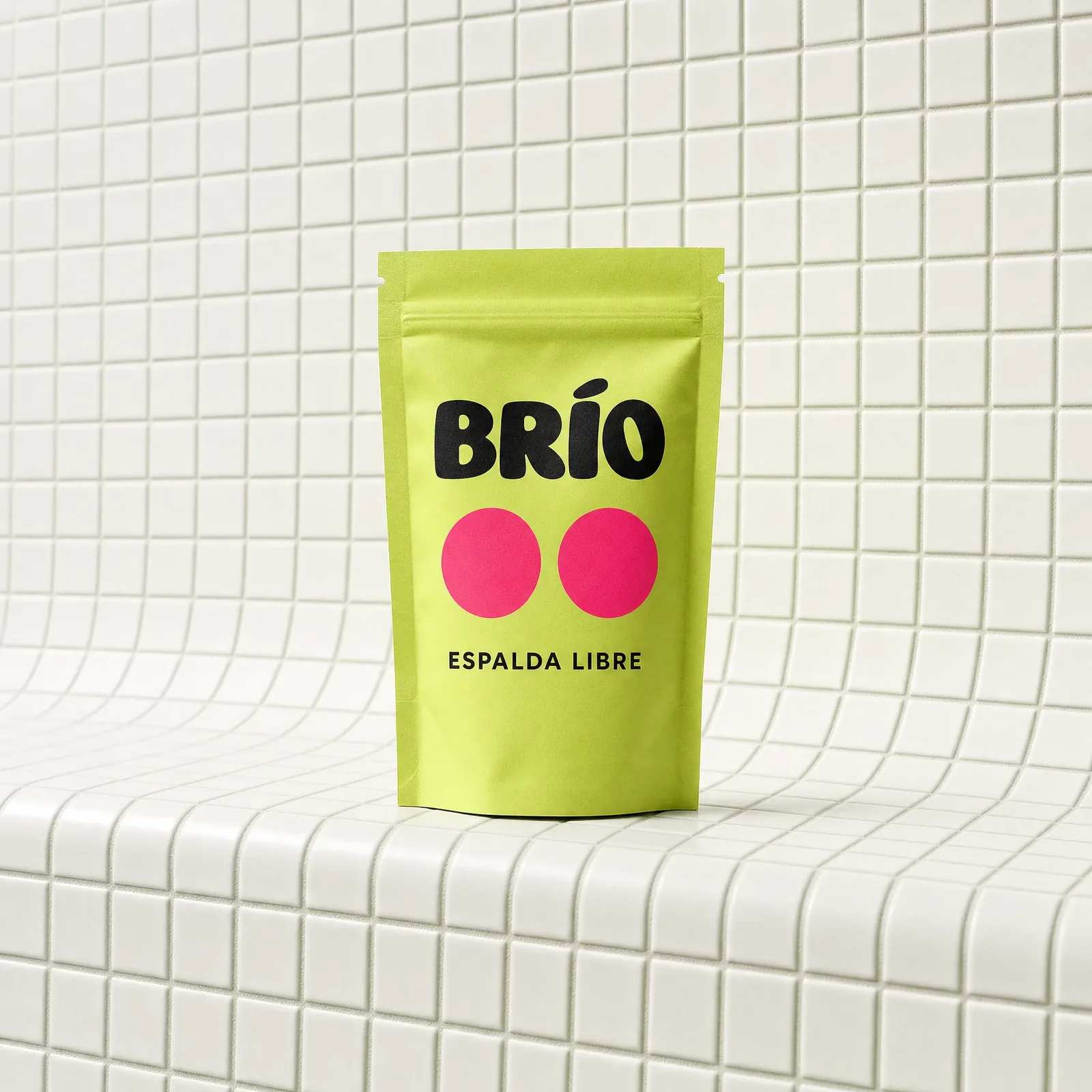 Sobre verde BRÍO sobre una estructura blanca de azulejos