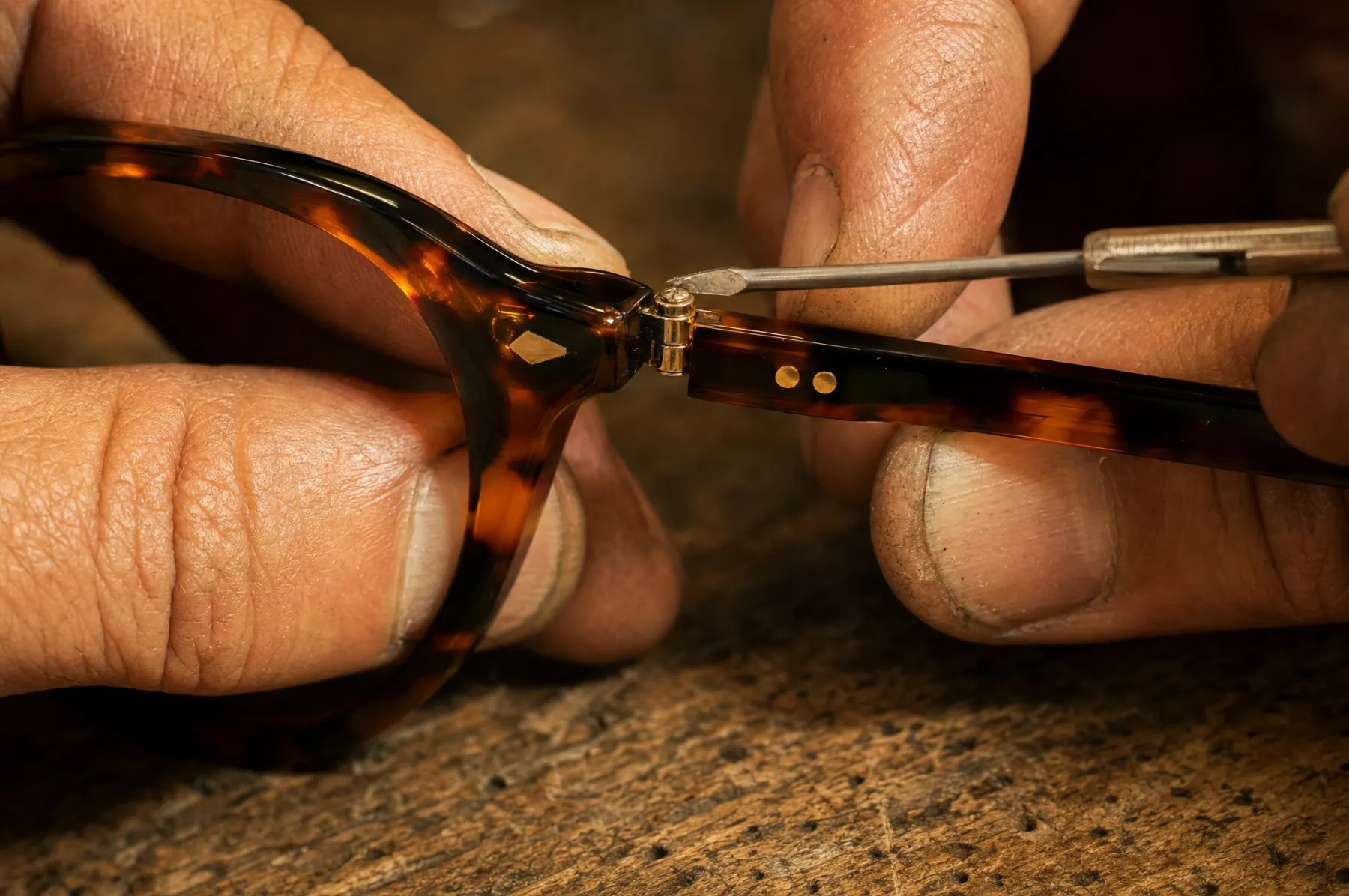 Artesano ajustando una montura Forma