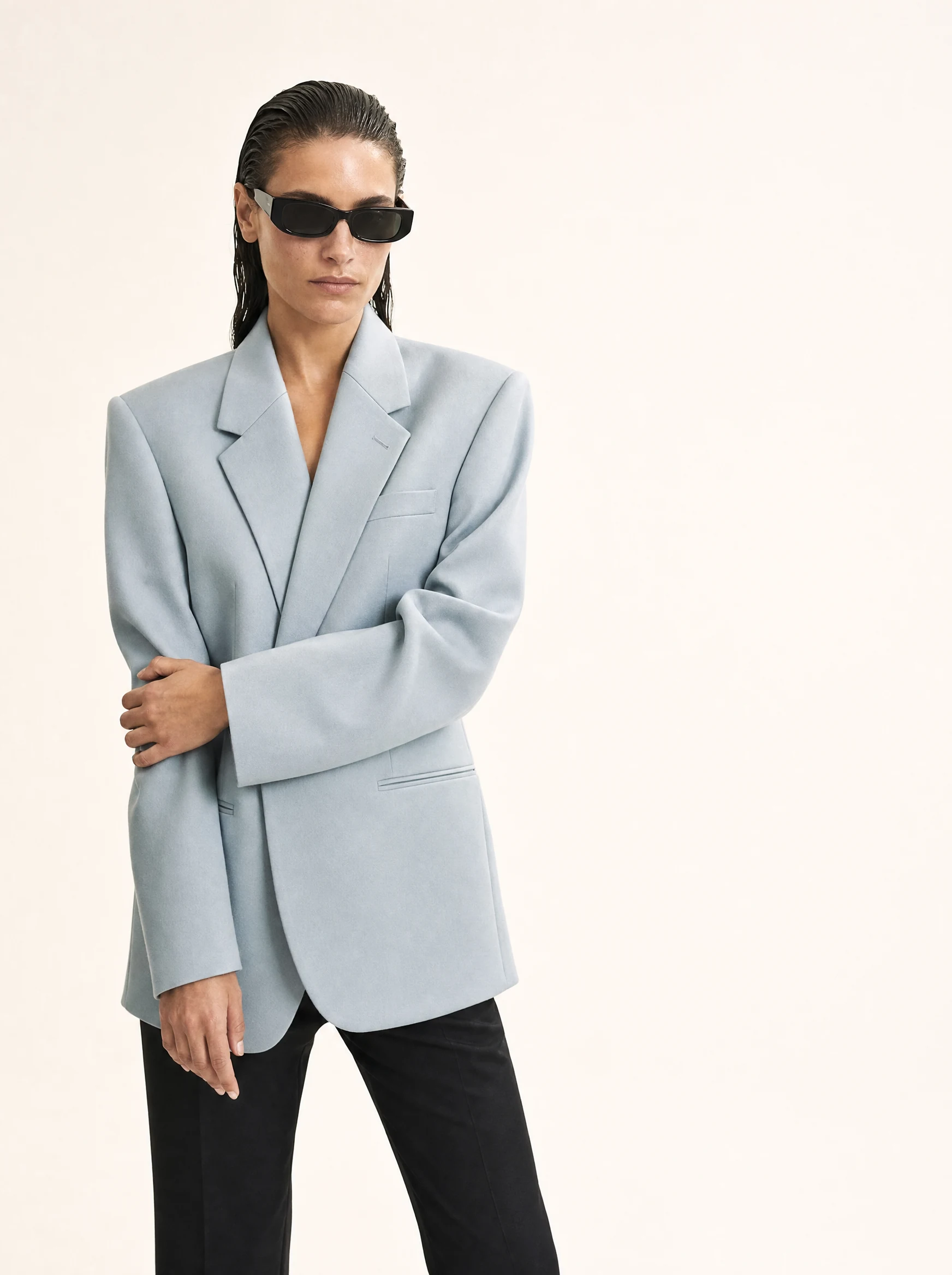 Modelo con blazer azul hielo