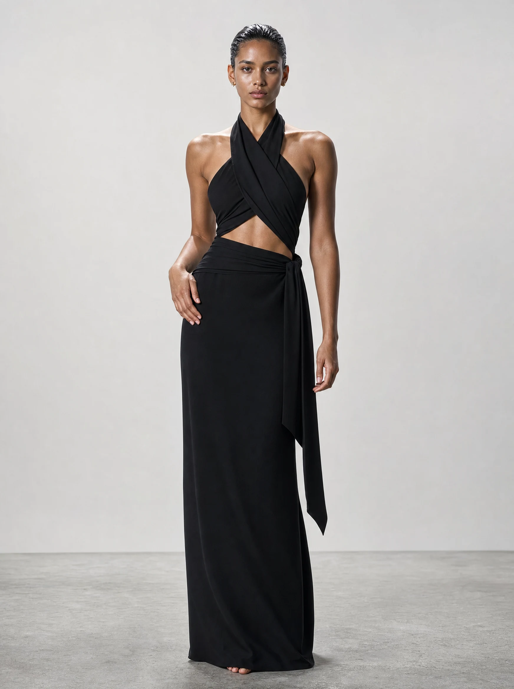 Modelo con vestido negro de largo completo