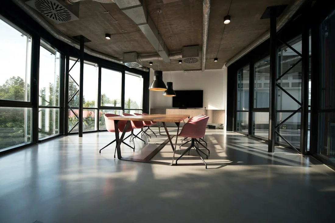 Sala de reuniones de un palacio de congresos con luz natural