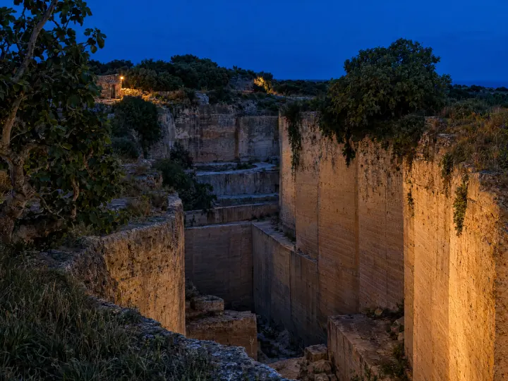 Antigua cantera de marès en Menorca con paredes talladas en escalones
