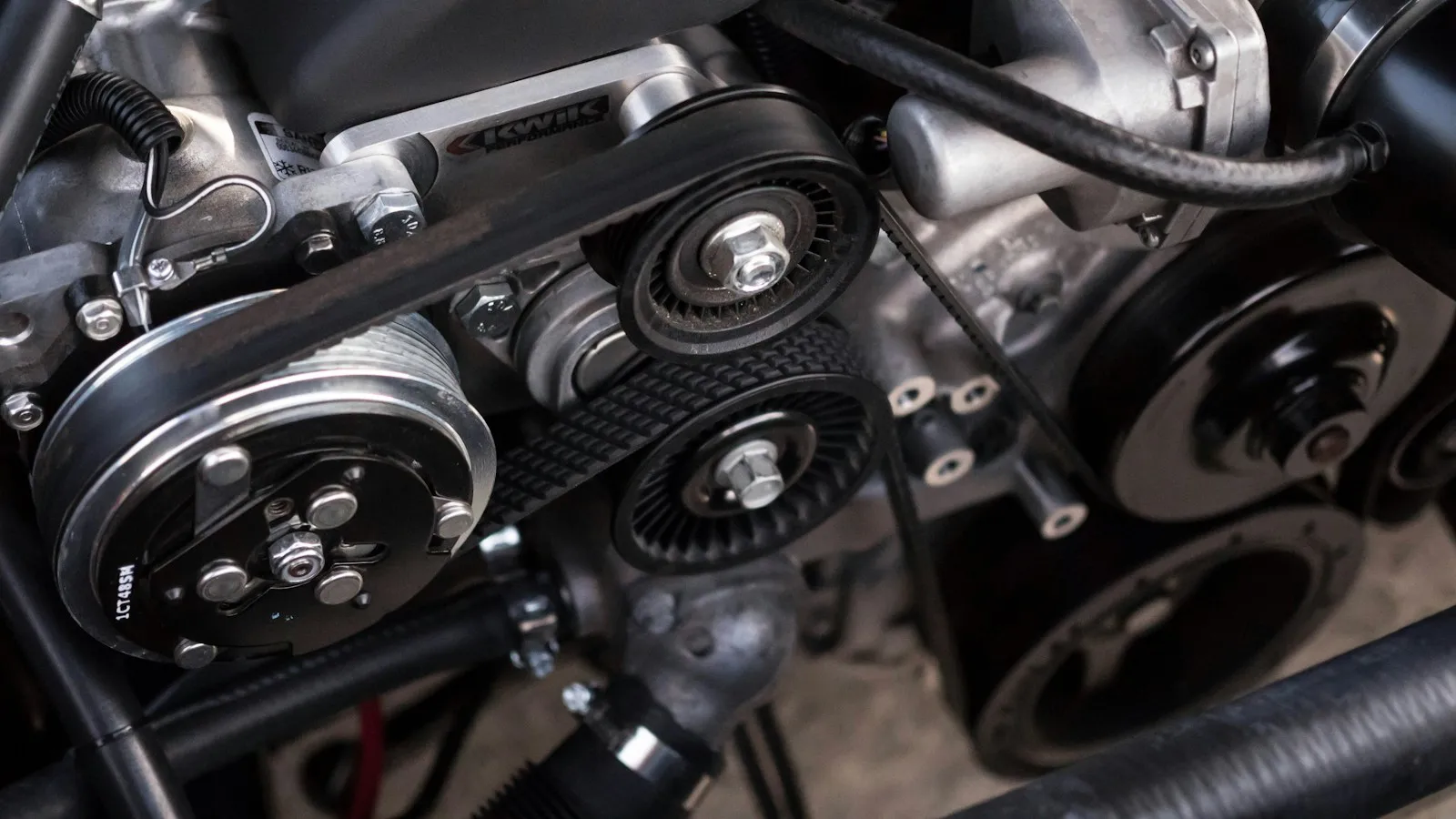 Detalle real de correas, poleas y componentes de un motor