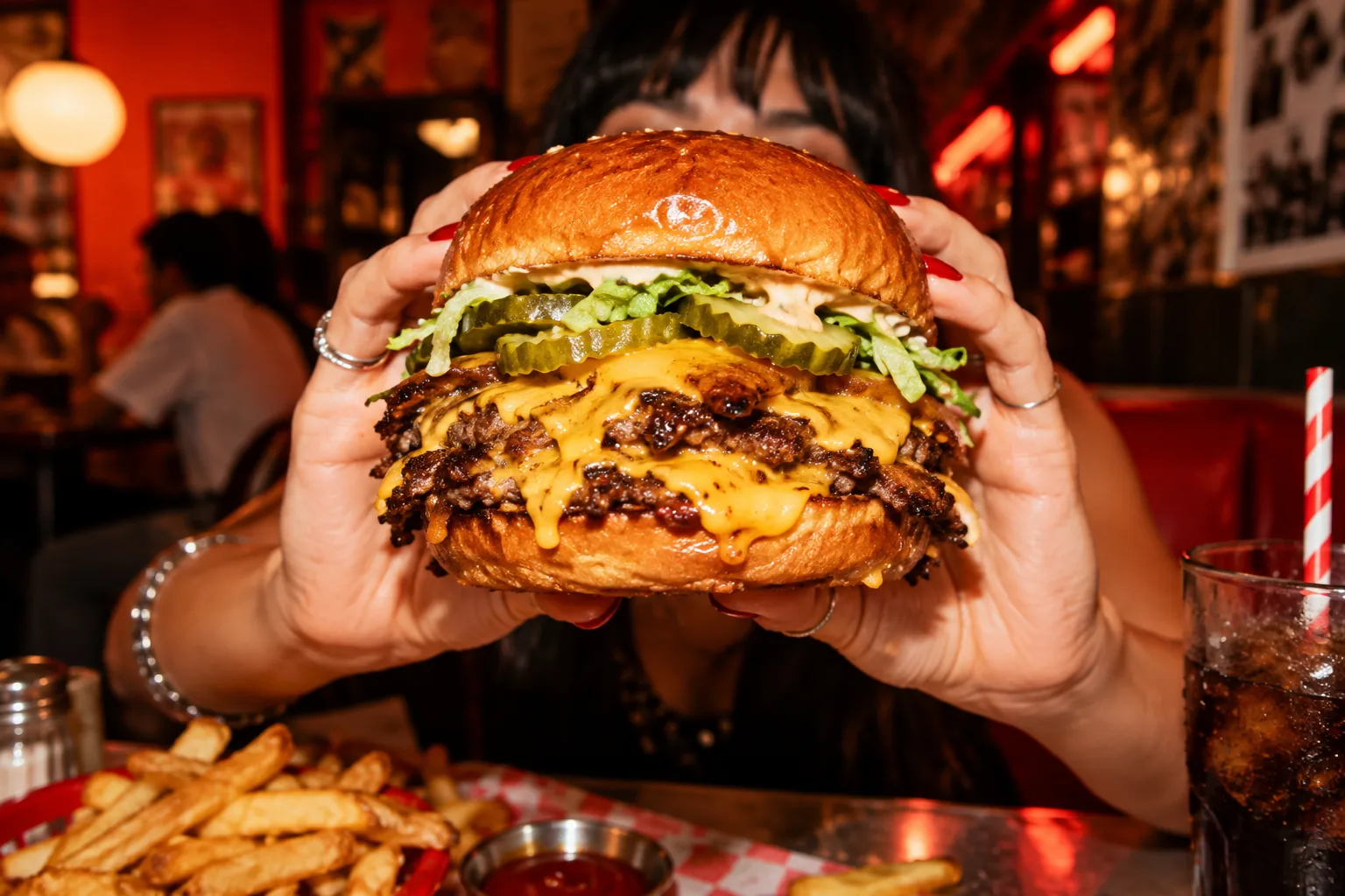 Hamburguesa smash jugosa en primer plano