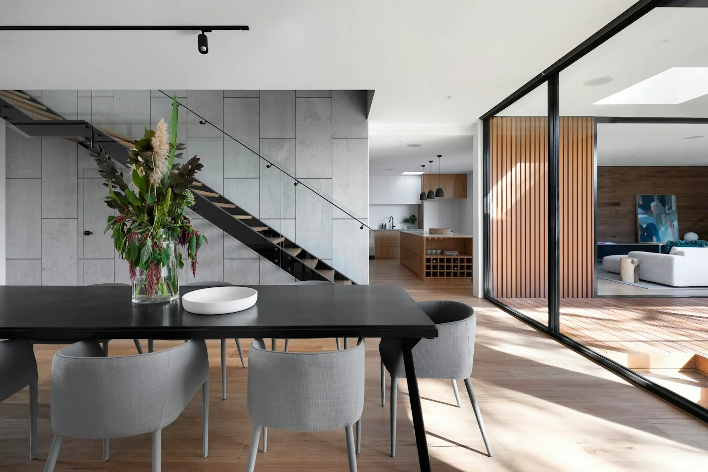 Interior de vivienda con focos de carril, lámparas colgantes y luz natural