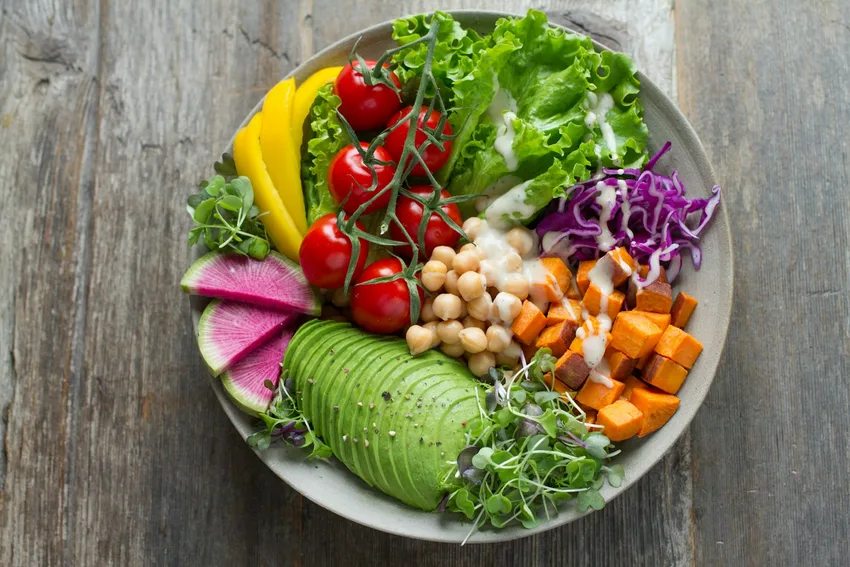 Un plato de verduras frescas listo para compartir en Rocío