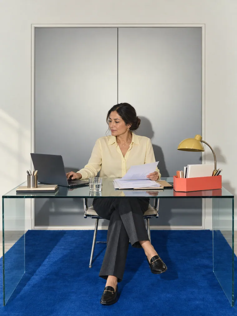 Directora financiera en una oficina con mesa de vidrio