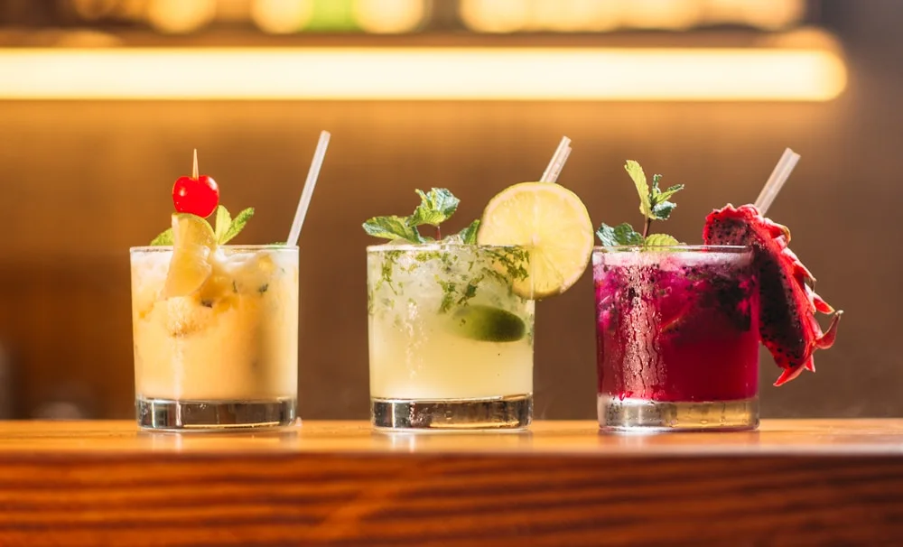 Cócteles de frutas y hierbas servidos con hielo