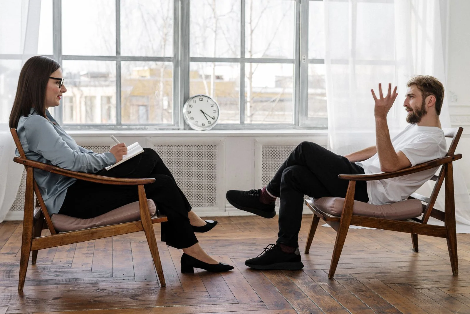 Un encuentro de conversación con una profesional que escucha y toma notas