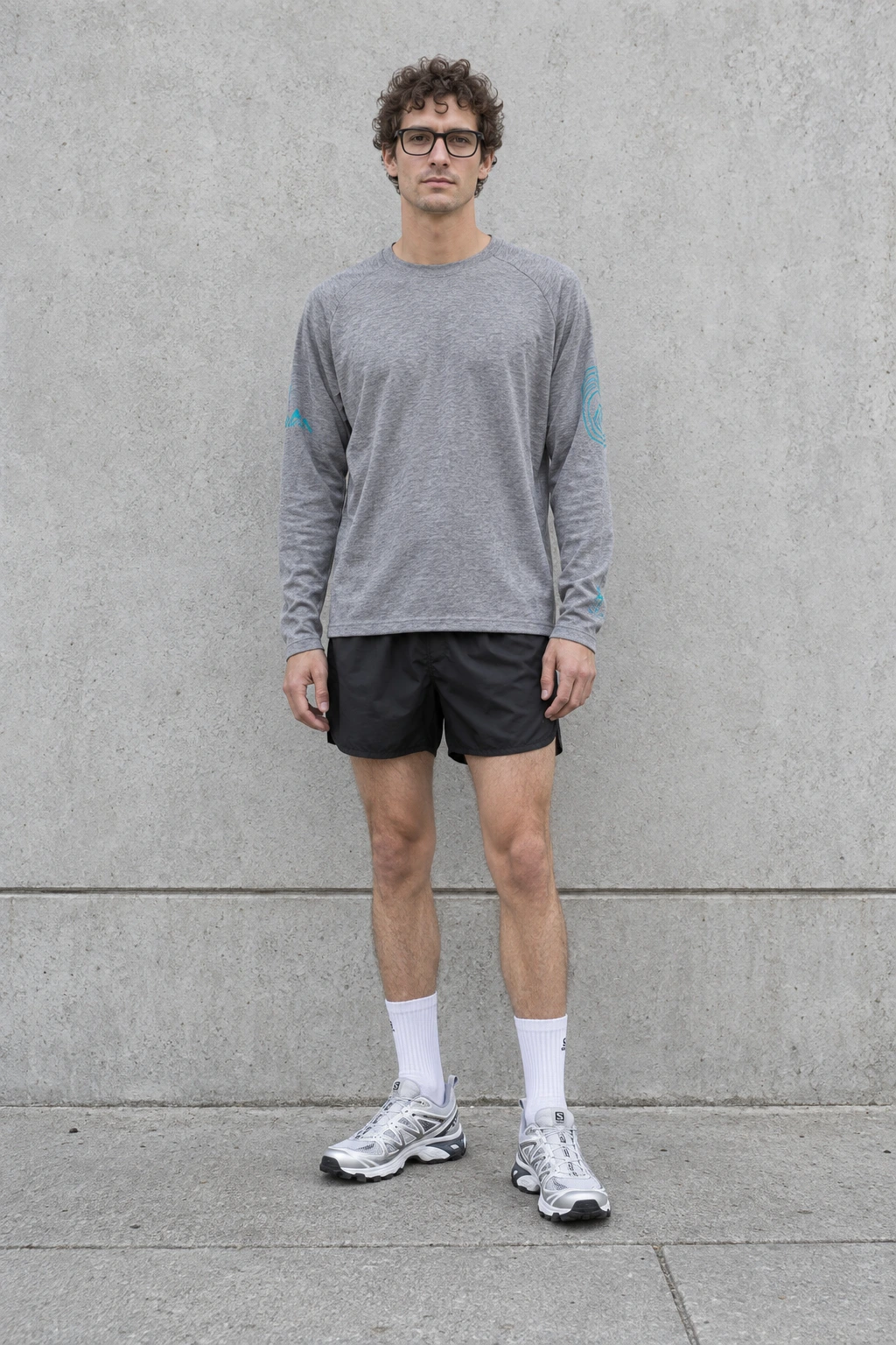 Modelo con zapatillas blancas y conjunto de running